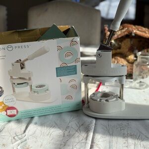 We R Memory Keepers Button Press Kit